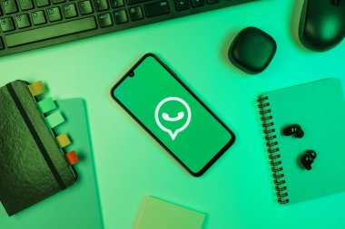 Prag, Çek Cumhuriyeti - 10 21 2024: Yüzeyde WhatsApp logosunu gösteren akıllı telefon.