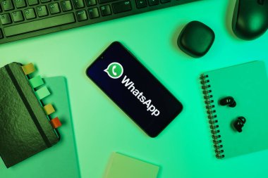 Prag, Çek Cumhuriyeti - 10 21 2024: Yüzeyde WhatsApp logosunu gösteren akıllı telefon.