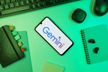 Prag, Çek Cumhuriyeti - 10 21 2024: Gemini logosunu gösteren akıllı telefon.