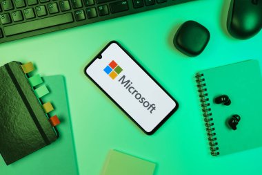 Prag, Çek Cumhuriyeti - 10 21 2024: Microsoft logosunu gösteren akıllı telefon.