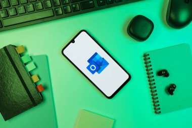 Prag, Çek Cumhuriyeti - 10 21 2024: Outlook logosunu gösteren akıllı telefon.