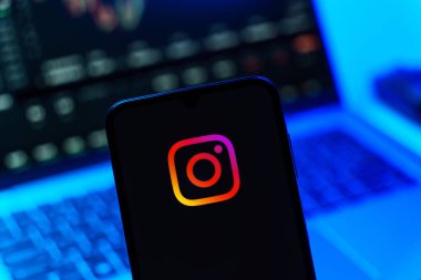 Prag, Çek Cumhuriyeti - 10 21 2024: Instagram logosu gösteren akıllı telefon.