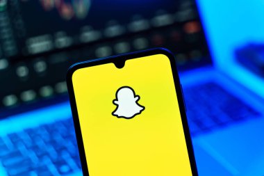 Prag, Çek Cumhuriyeti - 10 21 2024: Snapchat logosunu gösteren akıllı telefon.