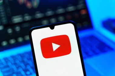 Prag, Çek Cumhuriyeti - 10 21 2024: Youtube logosunu gösteren akıllı telefon.