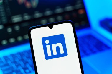 Prag, Çek Cumhuriyeti - 10 21 2024: Yüzeyde LinkedIn logosunu gösteren akıllı telefon.