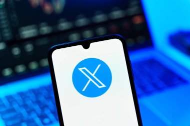 Prag, Çek Cumhuriyeti - 10 21 2024: X logosu gösteren akıllı telefon.
