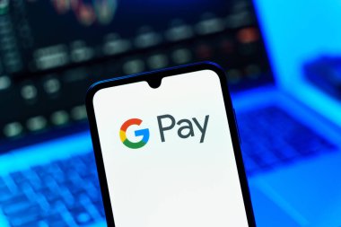 Prag, Çek Cumhuriyeti - 10 21 2024: Google Pay logosunu gösteren akıllı telefon.