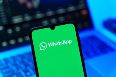 Prag, Çek Cumhuriyeti - 10 21 2024: Yüzeyde WhatsApp logosunu gösteren akıllı telefon.