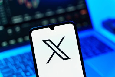 Prag, Çek Cumhuriyeti - 10 21 2024: X logosu gösteren akıllı telefon.
