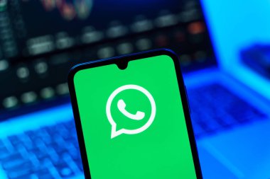 Prag, Çek Cumhuriyeti - 10 21 2024: Yüzeyde WhatsApp logosunu gösteren akıllı telefon.