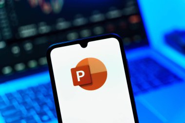 Prag, Çek Cumhuriyeti - 10 21 2024: Powerpoint logosunu gösteren akıllı telefon.