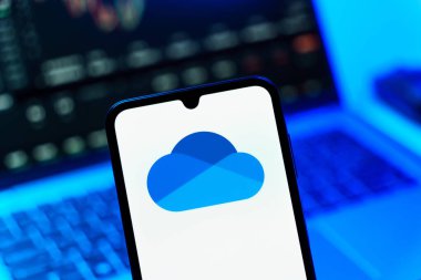 Prag, Çek Cumhuriyeti - 10 21 2024: Yüzeyde OneDrive logosu gösteren akıllı telefon.