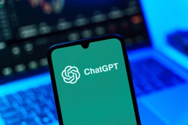 Prag, Çek Cumhuriyeti - 10 21 2024: ChatGPT logosunu gösteren akıllı telefon.