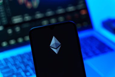 Prag, Çek Cumhuriyeti - 10 21 2024: Ethereum logosunu gösteren akıllı telefon.