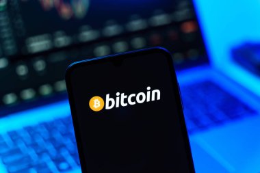 Prag, Çek Cumhuriyeti - 10 21 2024: Bitcoin logosunu gösteren akıllı telefon.