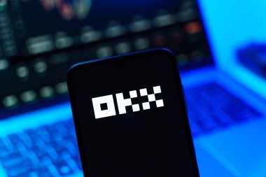 Prag, Çek Cumhuriyeti - 10 21 2024: Yüzeyde OKX logosu gösteren akıllı telefon.