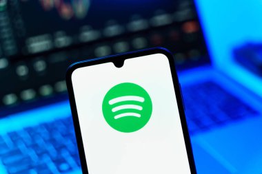 Prag, Çek Cumhuriyeti - 10 21 2024: Spotify logosunu gösteren akıllı telefon.