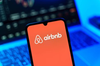 Prag, Çek Cumhuriyeti - 10 21 2024: Airbnb logosunu gösteren akıllı telefon.