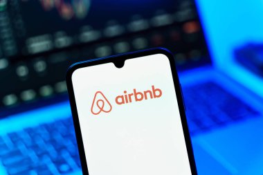 Prag, Çek Cumhuriyeti - 10 21 2024: Airbnb logosunu gösteren akıllı telefon.