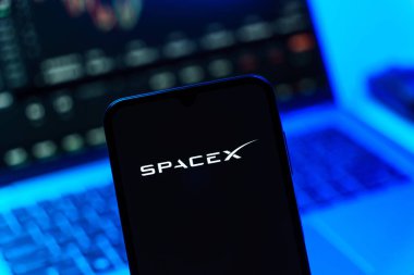 Prag, Çek Cumhuriyeti - 10 21 2024: SpaceX logosunu gösteren akıllı telefon.