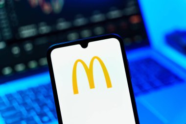 Prag, Çek Cumhuriyeti - 10 21 2024: Yüzeyde McDonalds logosunu gösteren akıllı telefon.