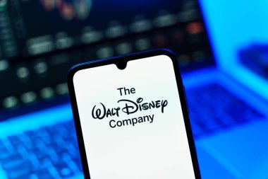 Prag, Çek Cumhuriyeti - 10 21 2024: Walt Disney logosunu gösteren akıllı telefon.