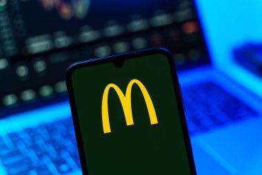 Prag, Çek Cumhuriyeti - 10 21 2024: Yüzeyde McDonalds logosunu gösteren akıllı telefon.