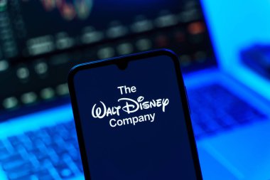 Prag, Çek Cumhuriyeti - 10 21 2024: Walt Disney logosunu gösteren akıllı telefon.