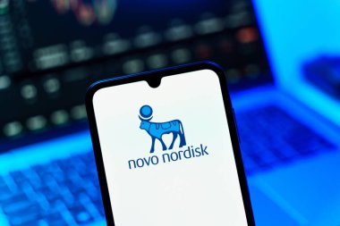 Prag, Çek Cumhuriyeti - 10 21 2024: Novo Nordisk logosunu gösteren akıllı telefon.