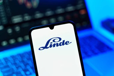 Prag, Çek Cumhuriyeti - 10 21 2024: Linde logosunu gösteren akıllı telefon.