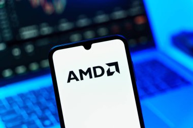 Prag, Çek Cumhuriyeti - 10 21 2024: Yüzeyde AMD logosu gösteren akıllı telefon.