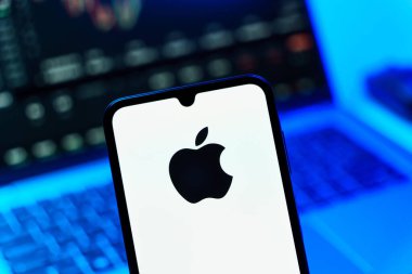 Prag, Çek Cumhuriyeti - 10 21 2024: Apple logosunu gösteren akıllı telefon.