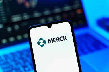 Prag, Çek Cumhuriyeti - 10 21 2024: Merck logosunu gösteren akıllı telefon.