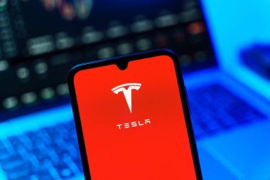 Prag, Çek Cumhuriyeti - 10 21 2024: Tesla logosunu gösteren akıllı telefon.