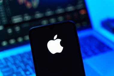 Prag, Çek Cumhuriyeti - 10 21 2024: Apple logosunu gösteren akıllı telefon.