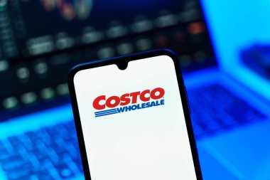 Prag, Çek Cumhuriyeti - 10 21 2024: Costco logosunu gösteren akıllı telefon.