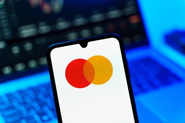 Prag, Çek Cumhuriyeti - 10 21 2024: Mastercard logosunu gösteren akıllı telefon.