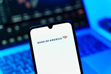 Prag, Çek Cumhuriyeti - 10 21 2024: Amerika Bankası logosunu gösteren akıllı telefon.