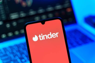 Prag, Çek Cumhuriyeti - 10 21 2024: Tinder logosunu gösteren akıllı telefon.