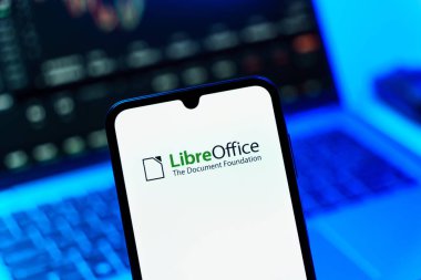Prag, Çek Cumhuriyeti - 10 21 2024: LibreOffice logosunu gösteren akıllı telefon.