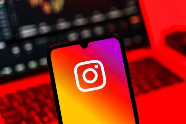 Prag, Çek Cumhuriyeti - 10 21 2024: Instagram logosu gösteren akıllı telefon.