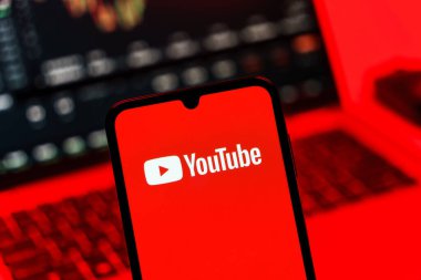 Prag, Çek Cumhuriyeti - 10 21 2024: Youtube logosunu gösteren akıllı telefon.