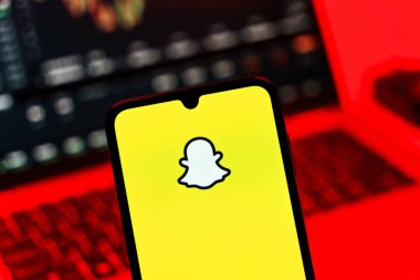 Prag, Çek Cumhuriyeti - 10 21 2024: Snapchat logosunu gösteren akıllı telefon.