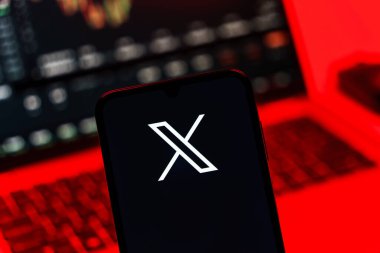 Prag, Çek Cumhuriyeti - 10 21 2024: X logosu gösteren akıllı telefon.