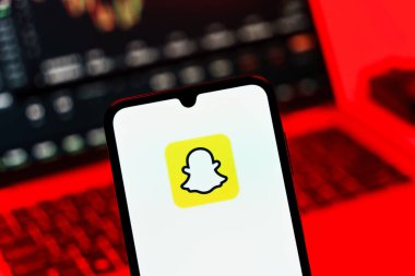 Prag, Çek Cumhuriyeti - 10 21 2024: Snapchat logosunu gösteren akıllı telefon.