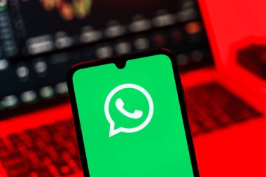 Prag, Çek Cumhuriyeti - 10 21 2024: Yüzeyde WhatsApp logosunu gösteren akıllı telefon.