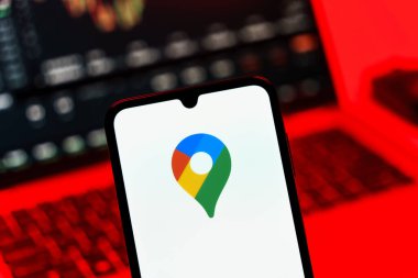Prag, Çek Cumhuriyeti - 10 21 2024: Google Maps logosunu gösteren akıllı telefon.