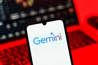 Prag, Çek Cumhuriyeti - 10 21 2024: Gemini logosunu gösteren akıllı telefon.
