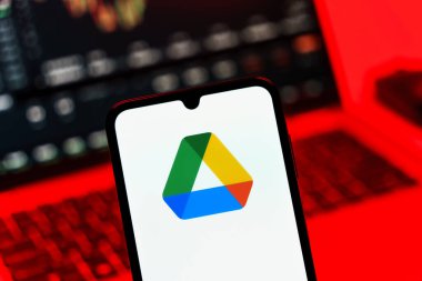 Prag, Çek Cumhuriyeti - 10 21 2024: Google Drive logosunu gösteren akıllı telefon.