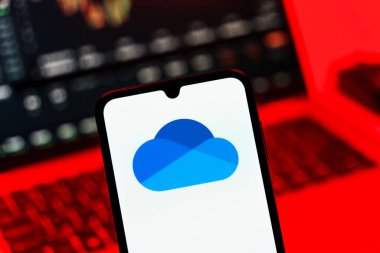 Prag, Çek Cumhuriyeti - 10 21 2024: Yüzeyde OneDrive logosu gösteren akıllı telefon.